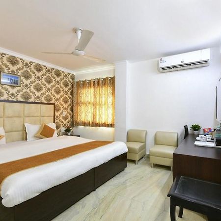 Hotel The First By Goyal Hotelie Agra  Ngoại thất bức ảnh