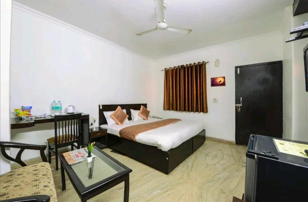Hotel The First By Goyal Hotelie Agra  Ngoại thất bức ảnh